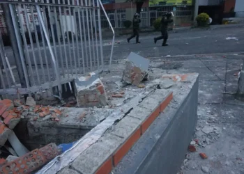 Maestros tumabaron uno de los muros del Ministerio de Educación.