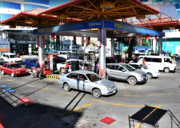 Enormes filas de vehículos en gasolineras de la zona Sur paceña. Foto: La Razón
