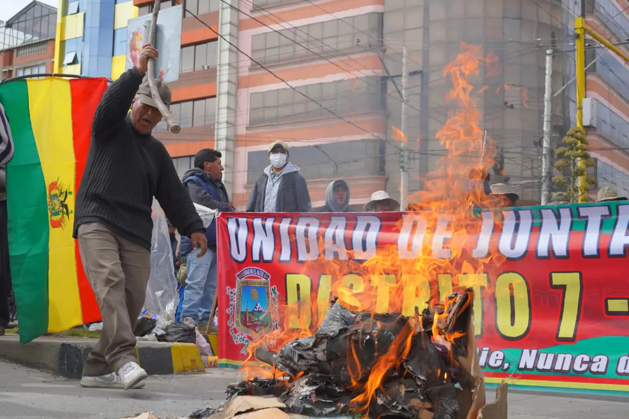 Tome sus previsiones! Juntas vecinales cierran vía al aeropuerto de El Alto
