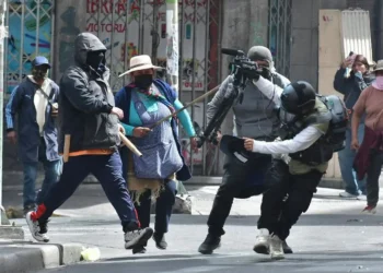 Un grupo de marchistas agrede a un camarógrafo.
Foto: APG
