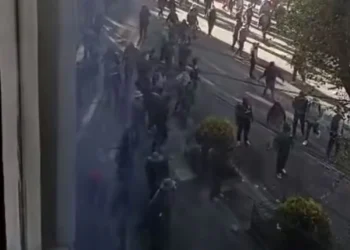 Maestros se movilizaron en puertas del Ministerio de Educación. FOTO: Captura