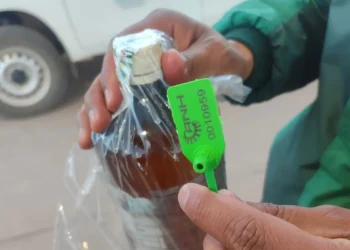 Verificación de calidad de la gasolina en la estación de Servicio de San Cristóbal. Foto: ANH