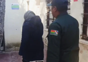 La madre de la víctima es llevada a celdas policiales. FOTO: Fiscalía de Oruro