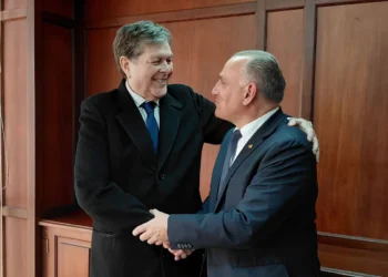 El salud entre Marcelo Blanco (izq.) y el embajador José Schulz. Foto: Ministerio de Hidrocarburos