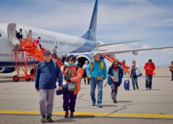 Pasajeros de la estatal Boliviana de Aviación (BoA). Foto: Obras Públicas