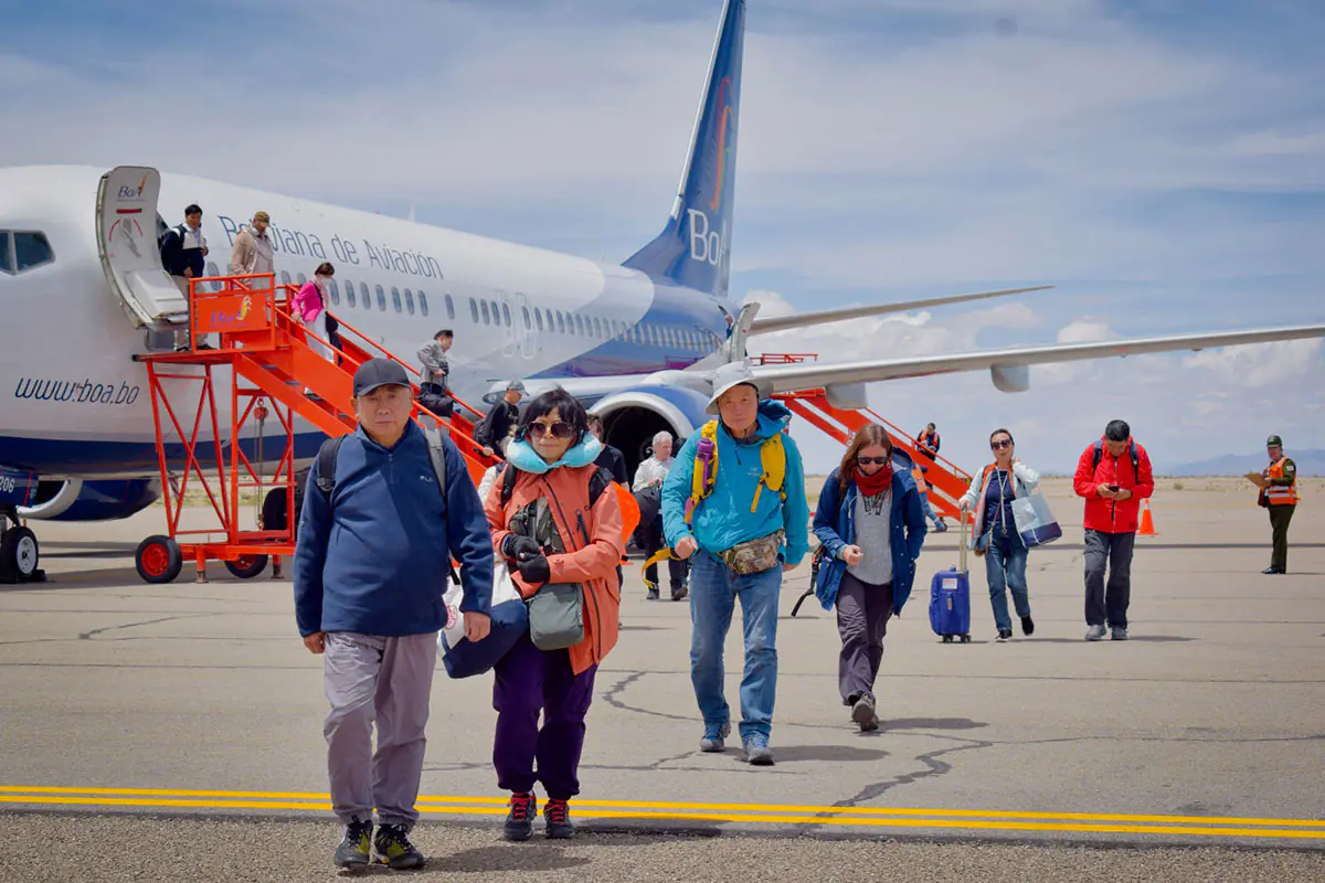 Pasajeros de la estatal Boliviana de Aviación (BoA). Foto: Obras Públicas