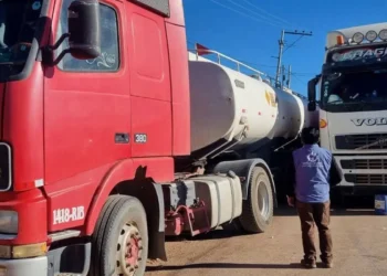 Cisterna varada en una carretera del país. Foto: Red Alto Nivel