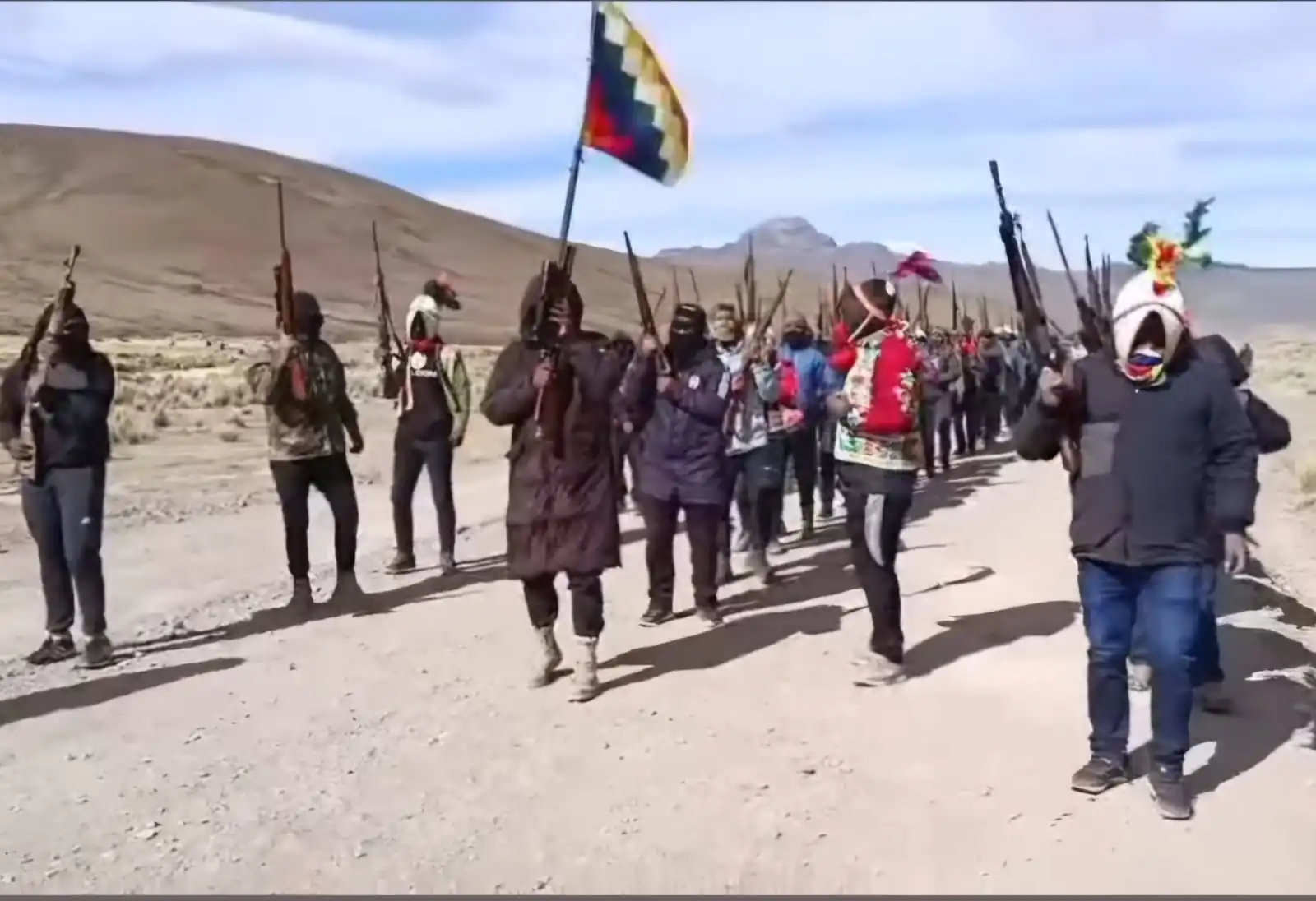 Circula video de campesinos que exhiben armas y amenazan al Gobierno