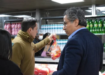 El viceministro Serrano (izq.) y el gerente de Emapa, Sergio Siles, en uno de los puntos de venta. Foto: Emapa