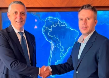 La firma de convenio entre Entel y Sparkle. Foto: Entel