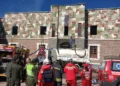 Equipos de emergencia sofocan el fuego en el recinto cuartelario. FOTO: APG