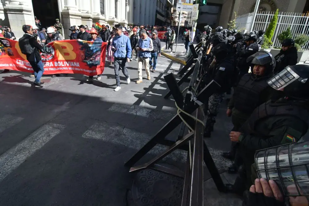 Movilizaciones de la COB y el magisterio paralizan el centro de La Paz