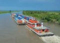 Una embarcación pasa por un tramo de la Hidrovía Paraguay-Paraná. Foto: IPID