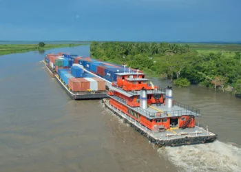 Una embarcación pasa por un tramo de la Hidrovía Paraguay-Paraná. Foto: IPID