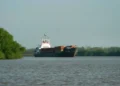 Un barco de carga navega por la hidrovía Paraguay-Paraná. Foto: Fundación Humedales