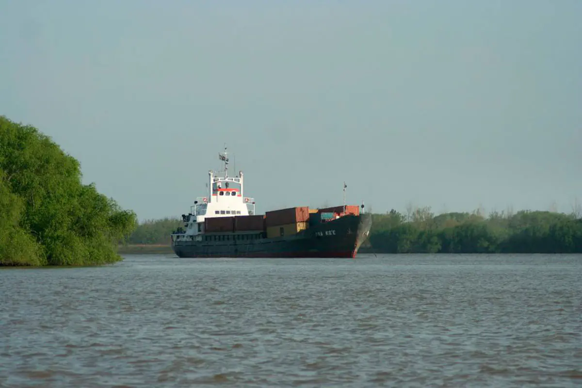 Un barco de carga navega por la hidrovía Paraguay-Paraná. Foto: Fundación Humedales