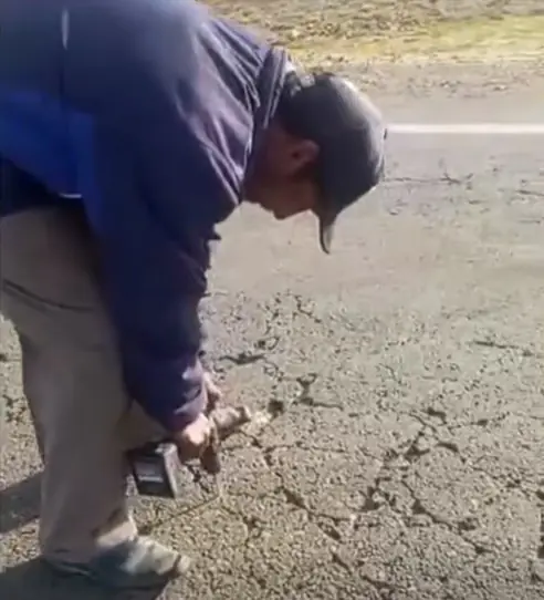Un Comunario en Konani taladra el asfalto para instalar fierro en la carretera entre los departamentos de La Paz y Oruro.
Foto: Captura Mauricio Zamora.
