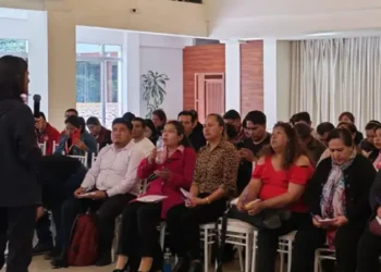 Encuentro entre la ministra de Educación, Beatriz García, y dirigentes del magisterio urbano en Cochabamba.
Foto: ABI