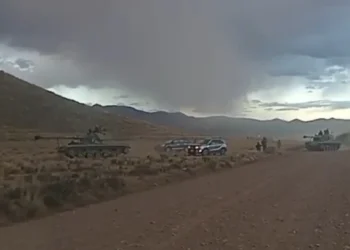 Imagen de los tanques que supuestamente salieron de un cuartel en la localidad de Patacamaya.
Foto: Redes Sociales