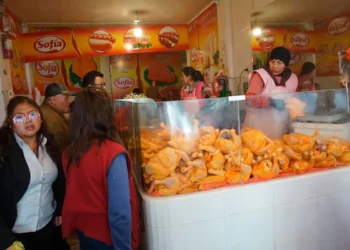 Un punto de comercialización de carne de pollo en La Paz. Foto: APG