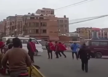 Ponchos rojos destrozan vehículos y agreden a transeúntes en el puente de Río Seco.
Foto: Captura RRSS