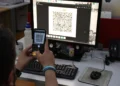 Un usuario realiza una transferencia por código QR. Foto: Oswaldo Aguirre