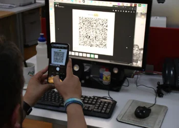 Un usuario realiza una transferencia por código QR. Foto: Oswaldo Aguirre