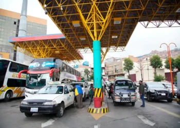 Filas en estaciones de servicio. Foto: La Razón