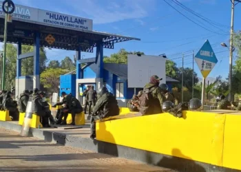 Los policías realizan el resguardo en el peaje de Huayllani/RRSS
