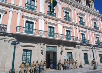 La plaza Murillo resguardada por militares y policías. Foto: RRSS