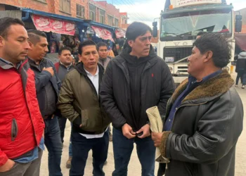 El ministro Zamora en Urujara junto a los  transportistas. Ministerio de Obras Públicas