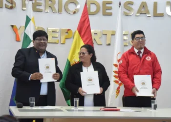 El alcalde de El Alto, Eliser Roca, y la ministra de Salud, en la firma del convenio. FOTO: GAMEA