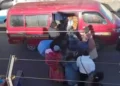 Una mujer falleció dentro de un minibús que fue cercado por bloqueadores. FOTO: RRSS