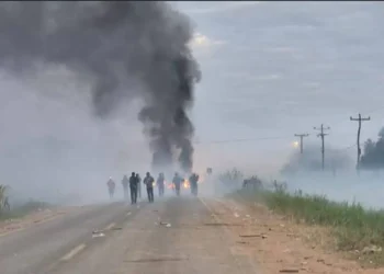 Policía desbloquea en el sector de San Julián.