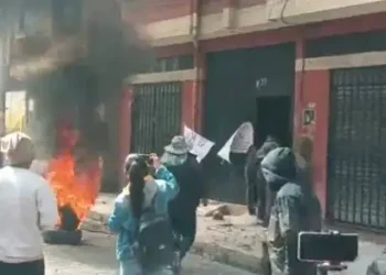 Choferes de base atacaron la sede de la Federación Andina en El Alto. FOTO: RRSS
