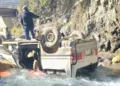 El minibus terminó volcado en un río/RRSS