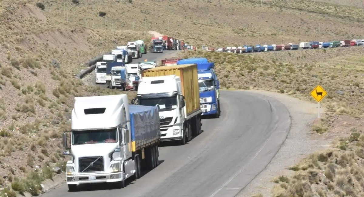 Transportistas varados por bloqueos. Foto: RRSS