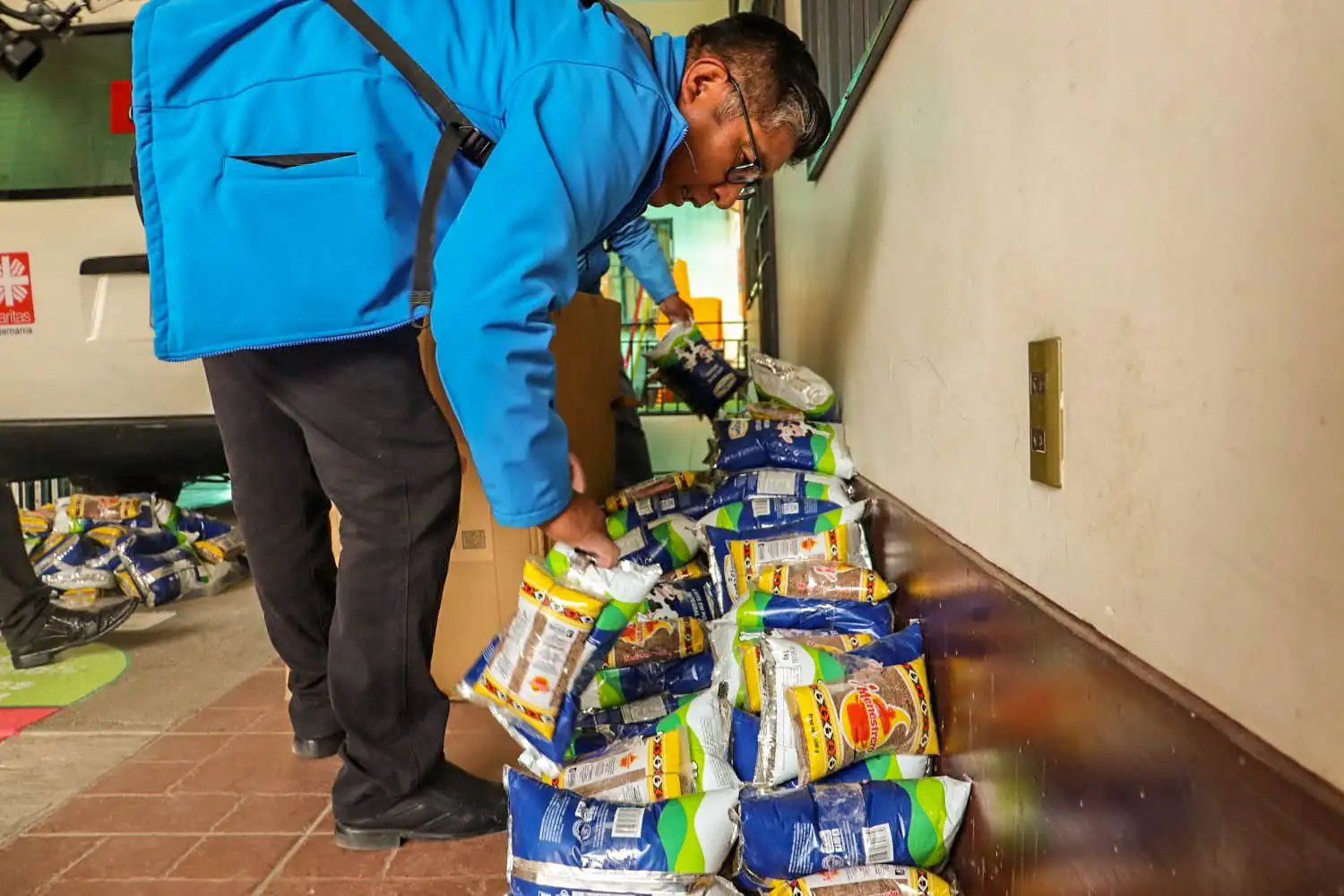 Gobernación de La Paz inicia distribución de ayuda humanitaria. Foto: RRSS.
