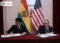 El canciller Fernando Aramayo y la Encargada de Negocios de EEUU, Debra Hevia, firman el acuerdo. (Foto: Cancillería)