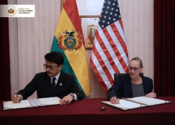 El canciller Fernando Aramayo y la Encargada de Negocios de EEUU, Debra Hevia, firman el acuerdo. (Foto: Cancillería)