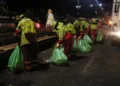 Personal de la Alcaldía de El Alto realiza el acopio de la basura. FOTO: GAMEA