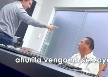 El alcalde de Santa Cruz de la Sierra, Manuel Saavedra, y el funcionario destituido. FOTO: Captura RRSS
