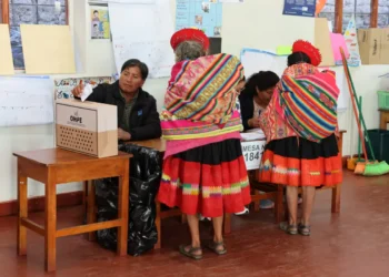 Residentes locales se preparan para votar en la segunda vuelta de las elecciones presidenciales.