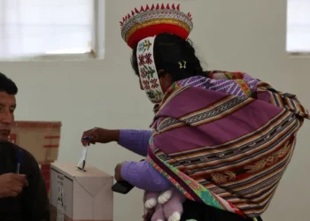 Los peruanos acuden a votar/AFP
