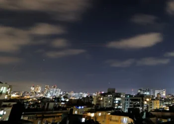 Se observaron estelas de cohetes en el cielo sobre la ciudad costera israelí de Netanya. (Foto: AFP)