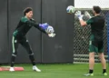 Ochoa durante el entrenamiento del Tri/AFP