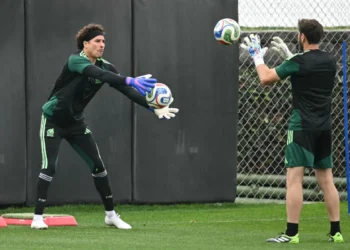 Ochoa durante el entrenamiento del Tri/AFP