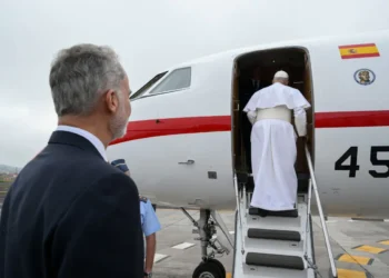León XIV retornó al Vaticano en otro avión/AFP