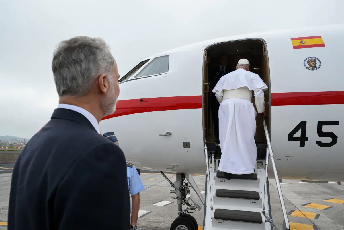 León XIV retornó al Vaticano en otro avión/AFP