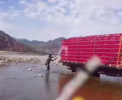 Transportistas varados en bloqueos utilizan agua de charcos para mantener con vida a pollos. Foto: Captura.